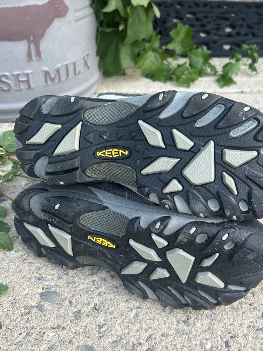 KEEN Womens 200g snow Shoes - white & Gray